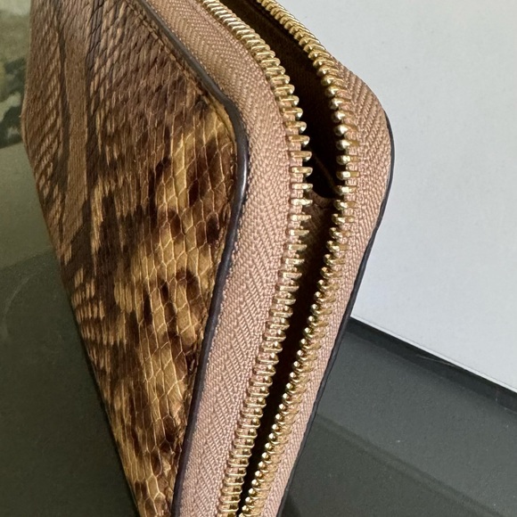 Michael Kors Wallet. Gently used - Picture 5 of 6